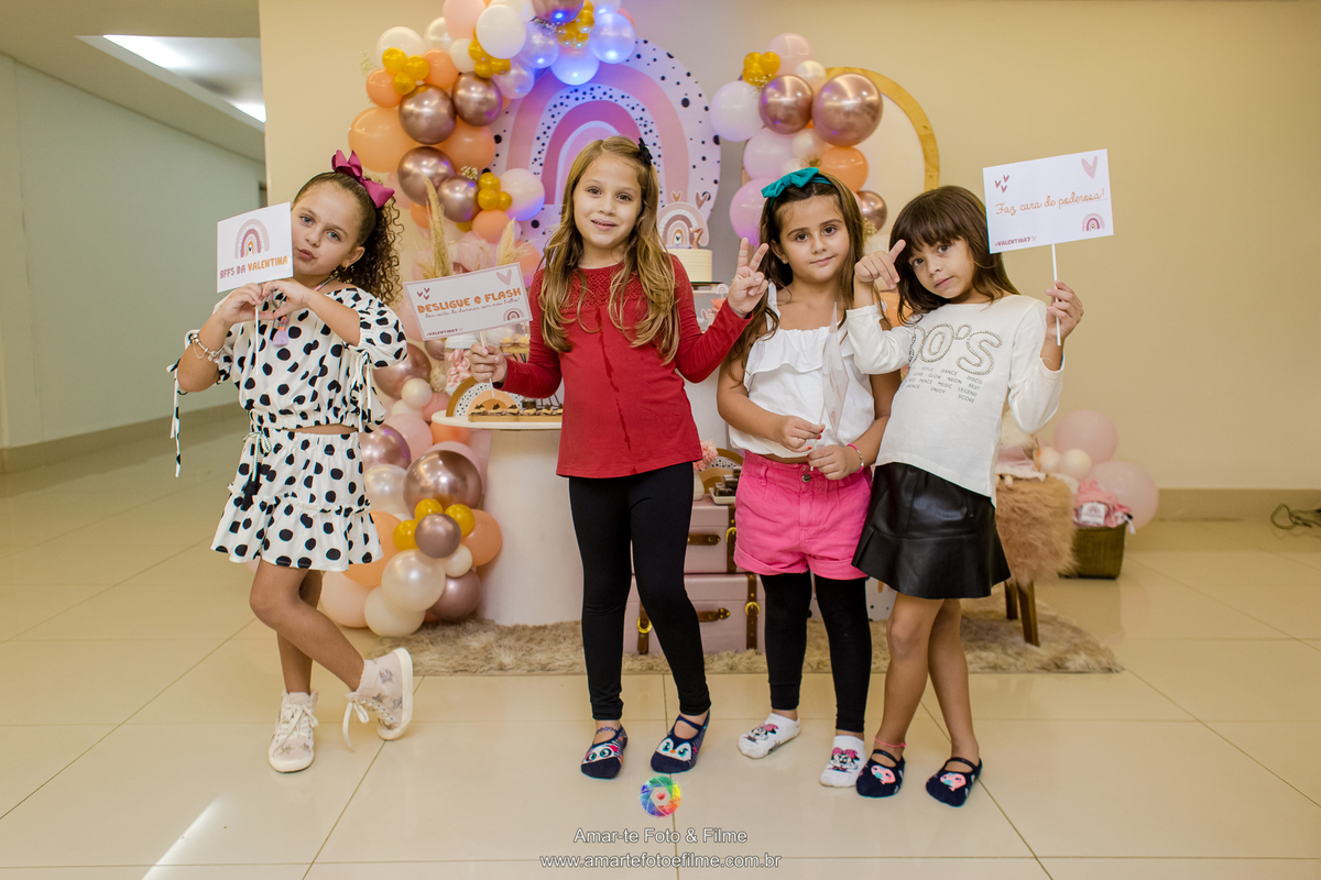 menina de 7 anos posando em aniversario infantil brincando com as amigas plaquinha divertida