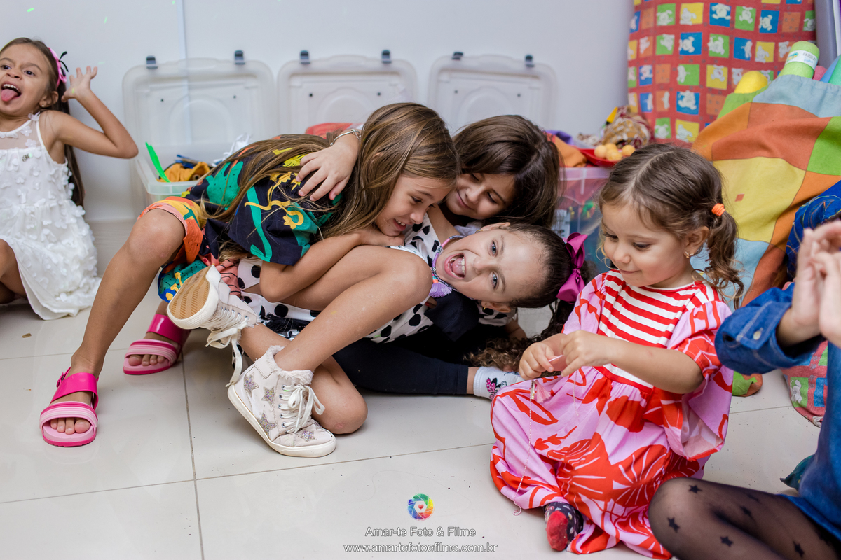 menina de 7 anos posando em aniversario infantil brincando com as amigas