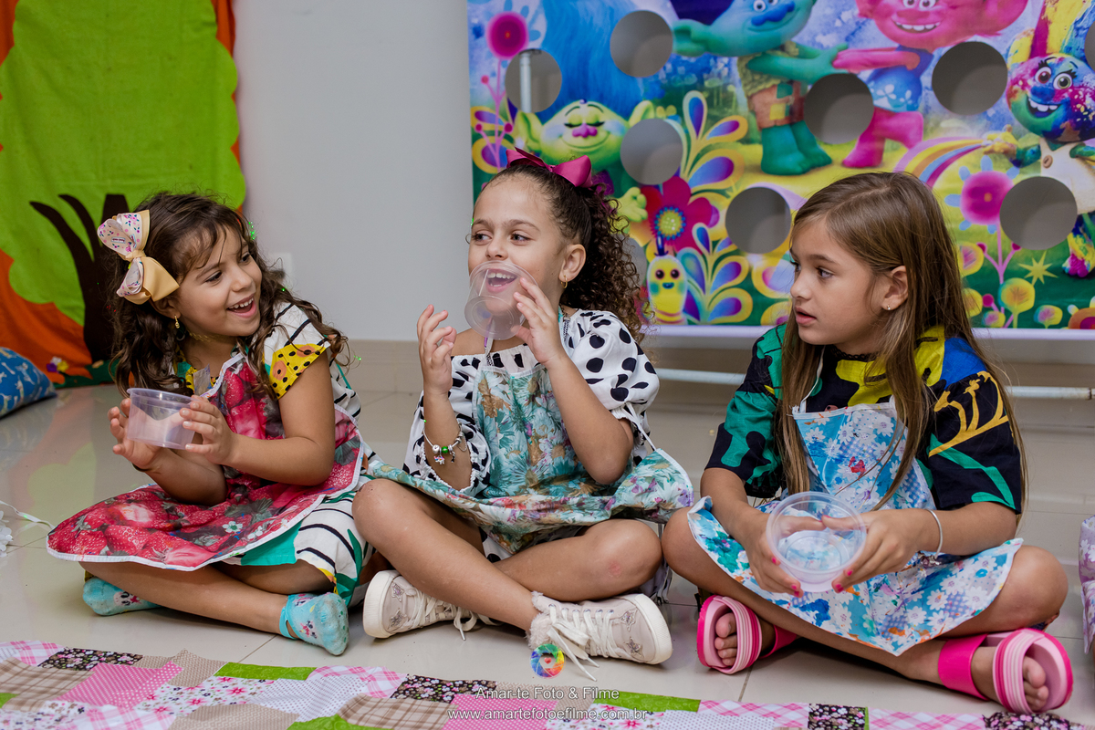 menina de 7 anos posando em aniversario infantil brincando com as amigas de slime