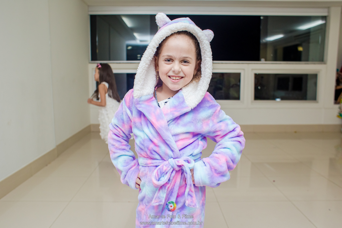 menina de 7 anos posando em aniversario infantil hora do parabens