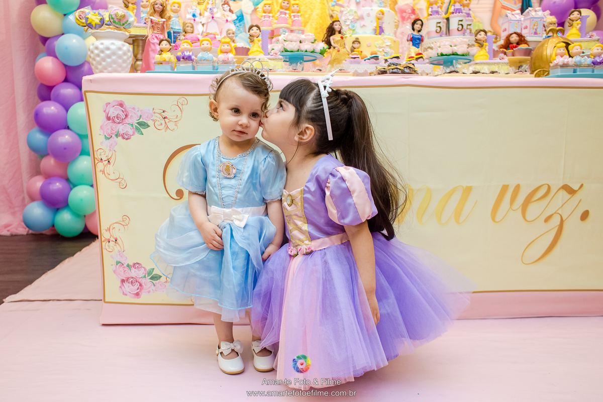 cinderela e rapunzel foto festa infantil mesa do bolo decoração tema princesas no kids park rio casa shopping