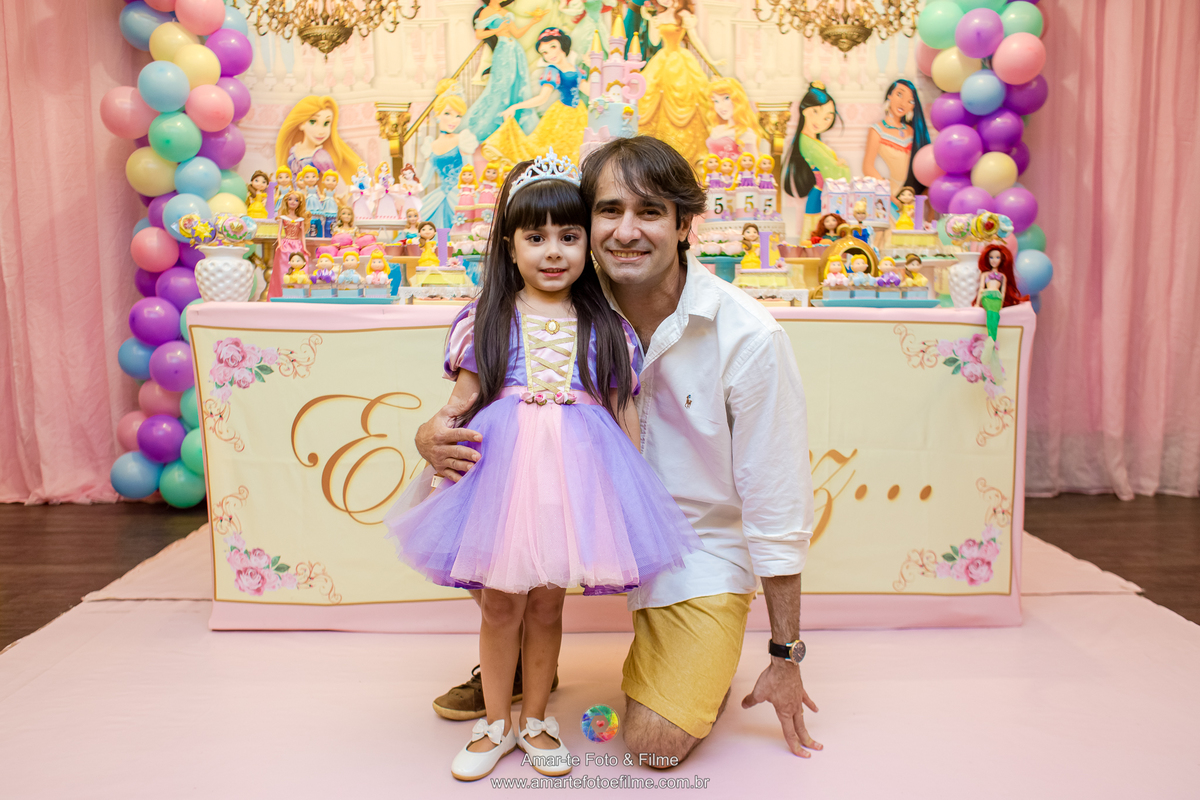 pai e filha posando para foto mesa do bolo decoração tema princesas no kids park rio casa shopping