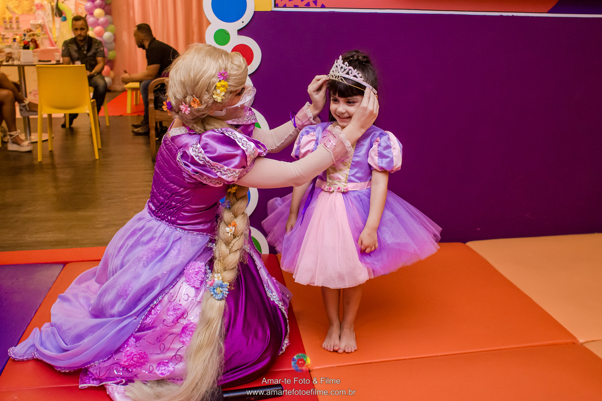menina vestido de rapunzel com princesa personagem vivo no kids park festa infantil