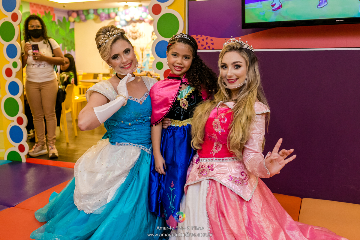 princesa personagem vivo artistando aurora