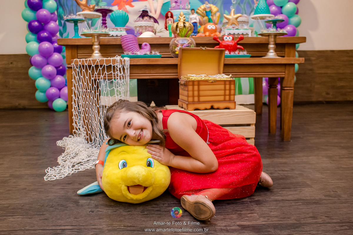 festa de menina princesa Ariel pequena sereia decoração mesa do bolo foto da aniversariante pose sozinha