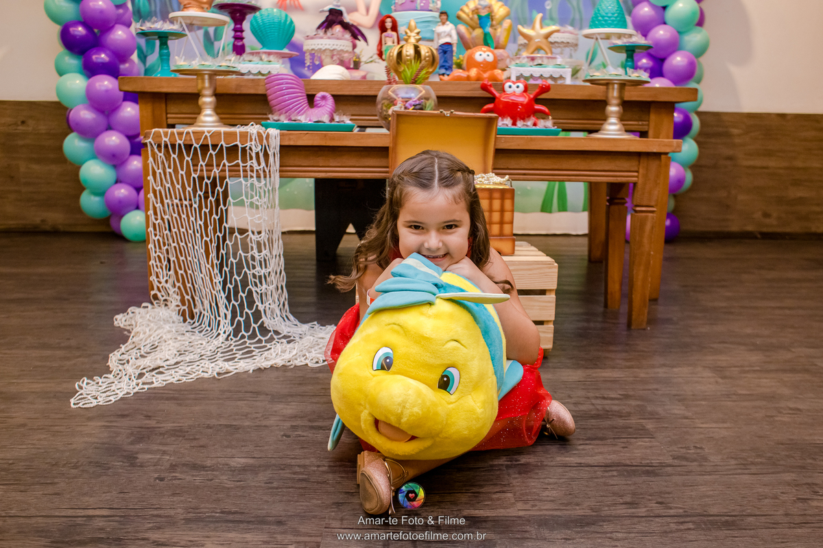 festa de menina princesa Ariel pequena sereia decoração mesa do bolo foto da aniversariante pose sozinha