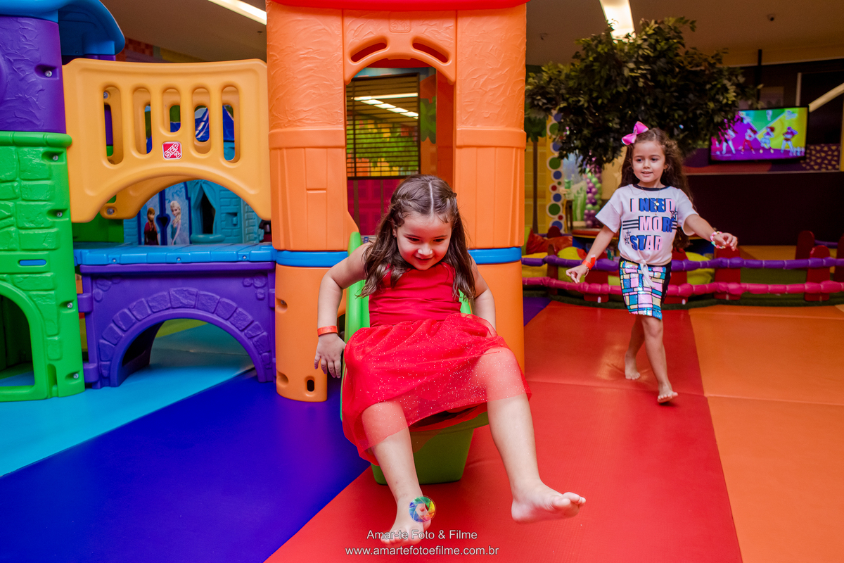 festa de menina princesa Ariel pequena sereia decoração aniversariante brincando animação kids park escorrega