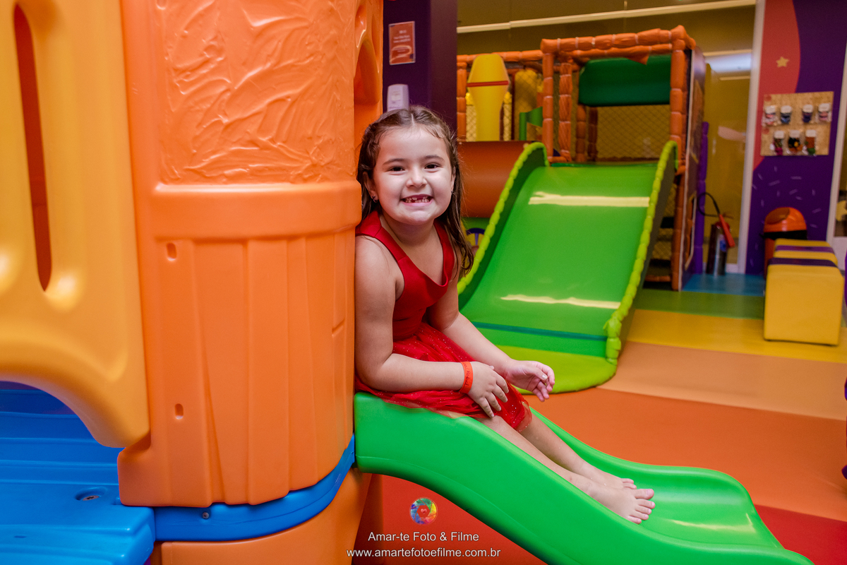 festa de menina princesa Ariel pequena sereia decoração aniversariante brincando animação kids park