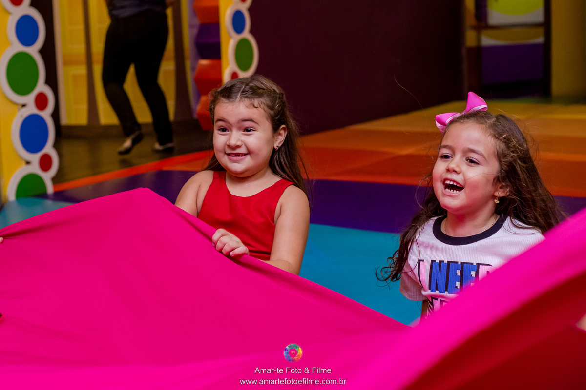 festa de menina princesa Ariel pequena sereia decoração aniversariante brincando animação kids park