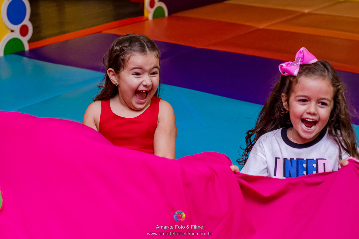 festa de menina princesa Ariel pequena sereia decoração aniversariante brincando animação kids park