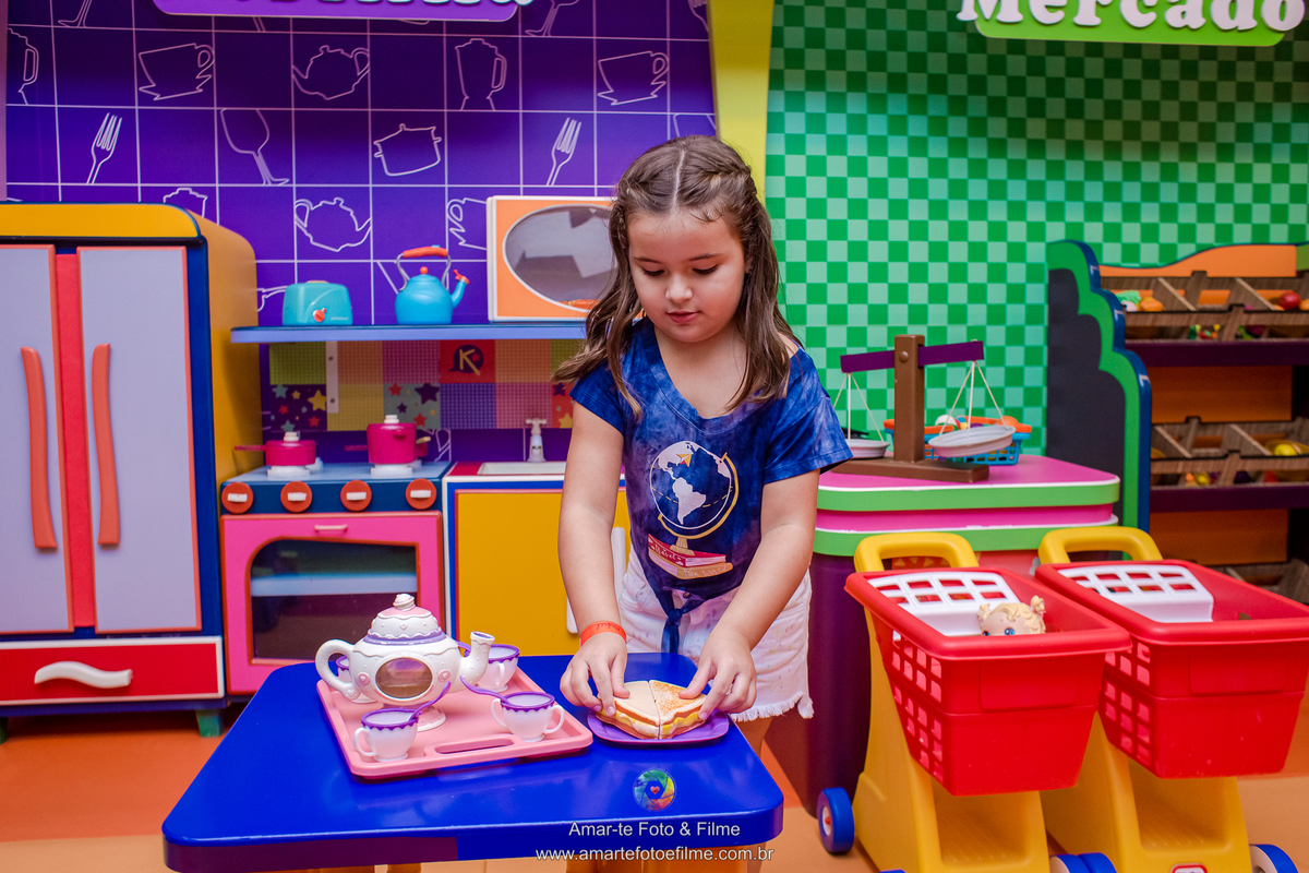 festa de menina princesa Ariel pequena sereia decoração aniversariante brincando animação kids park chá casinha cozinha