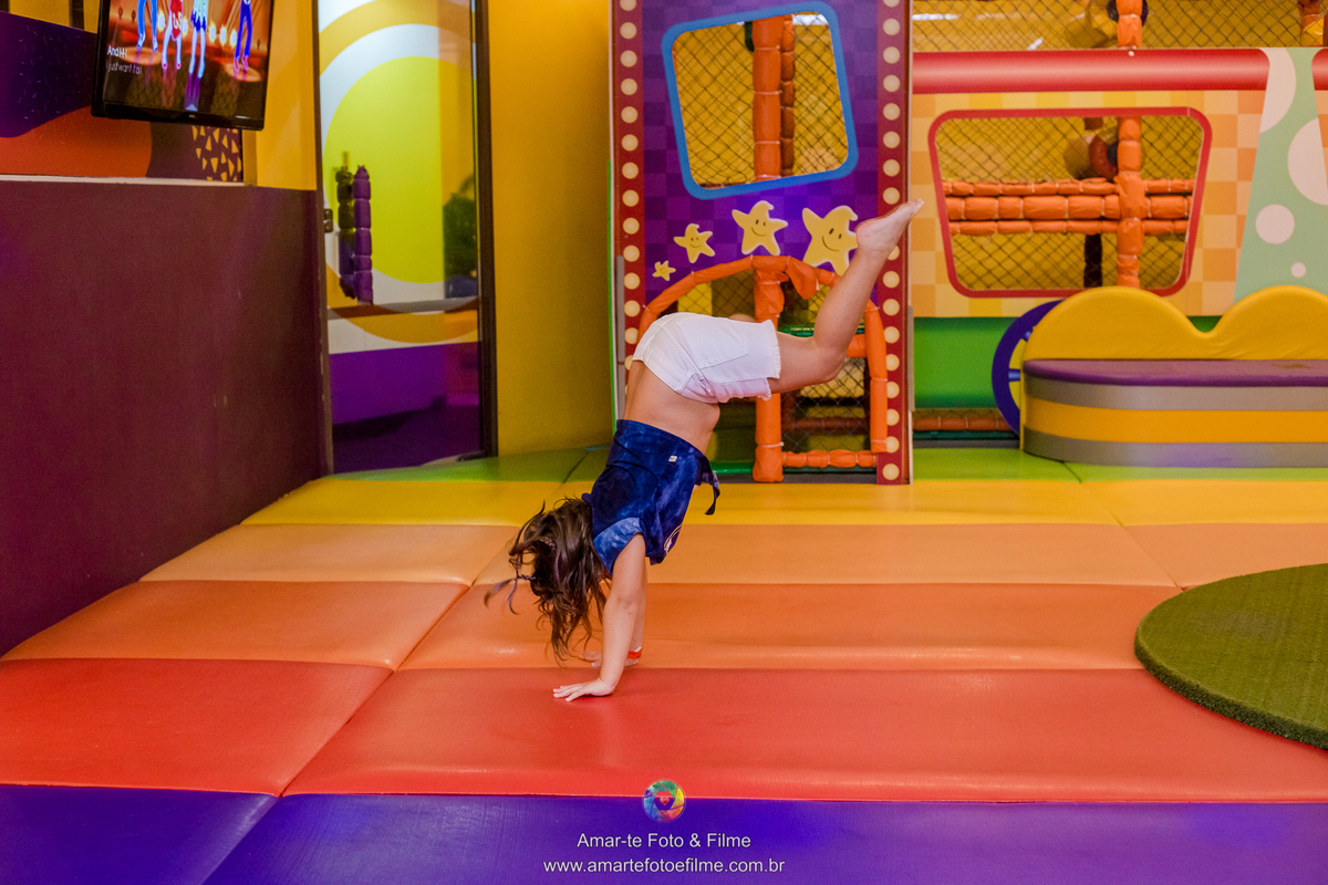 festa de menina princesa Ariel pequena sereia decoração aniversariante brincando animação kids park cambalhota