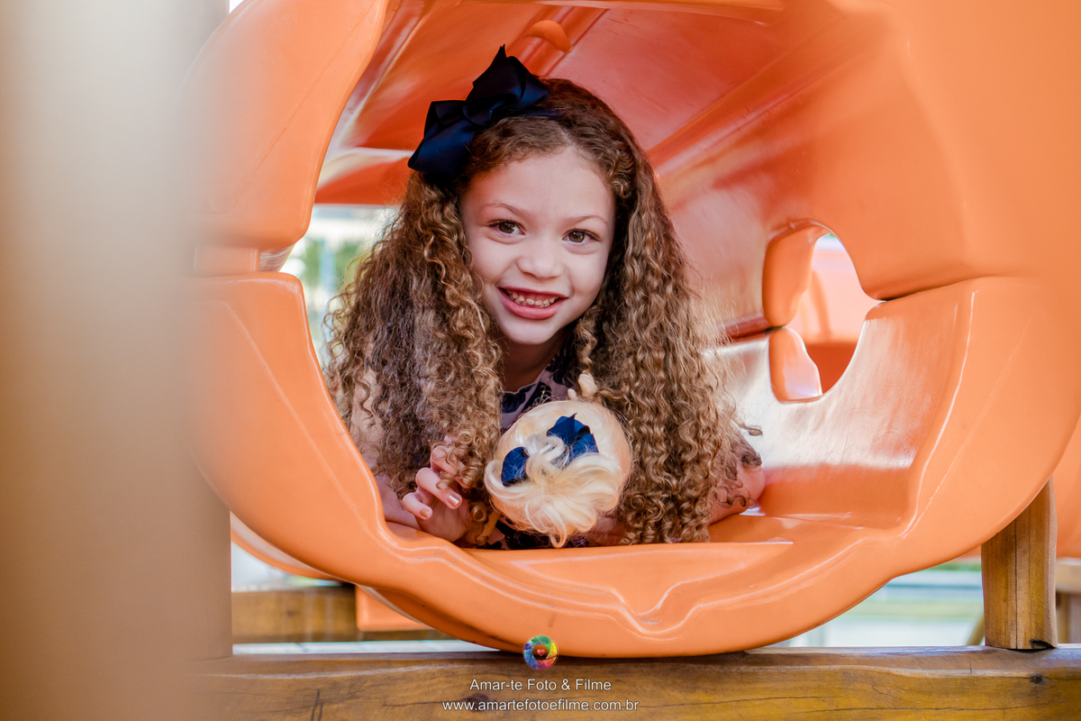 menina dentro do brinquedo