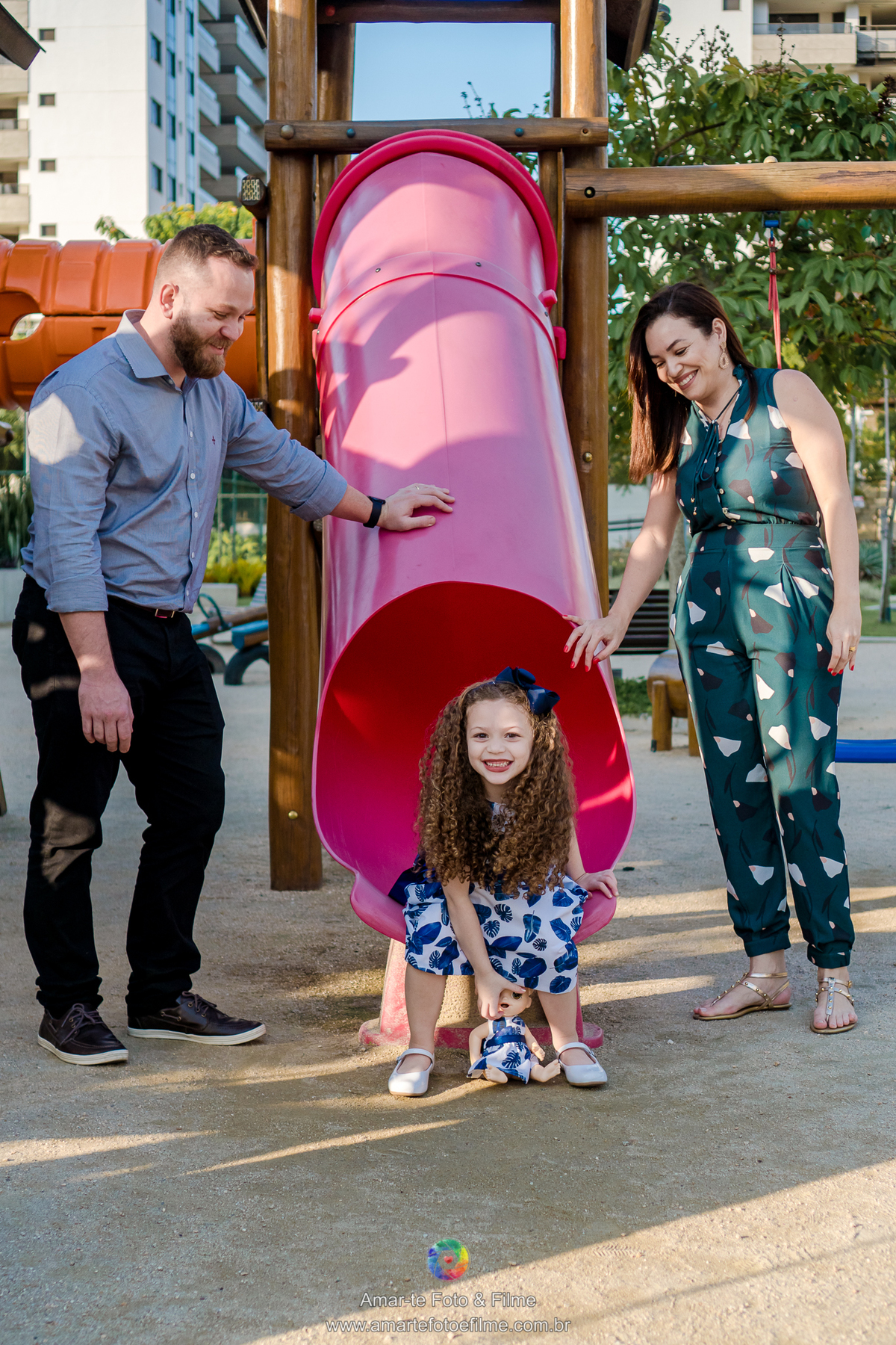 menina descendo no escorrega