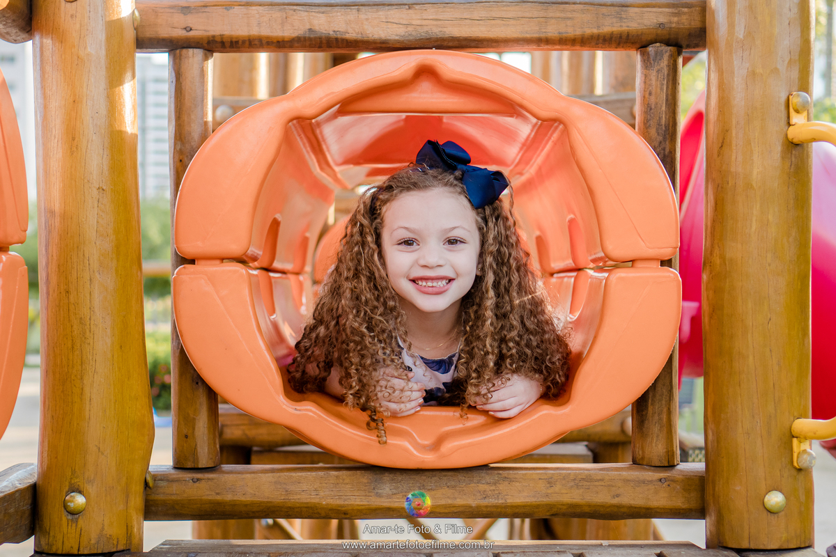 menina dentro do brinquedo