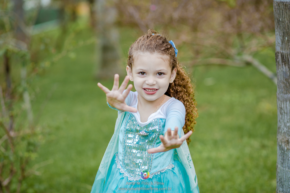 meninas pose para fotos frozen ensaio externo