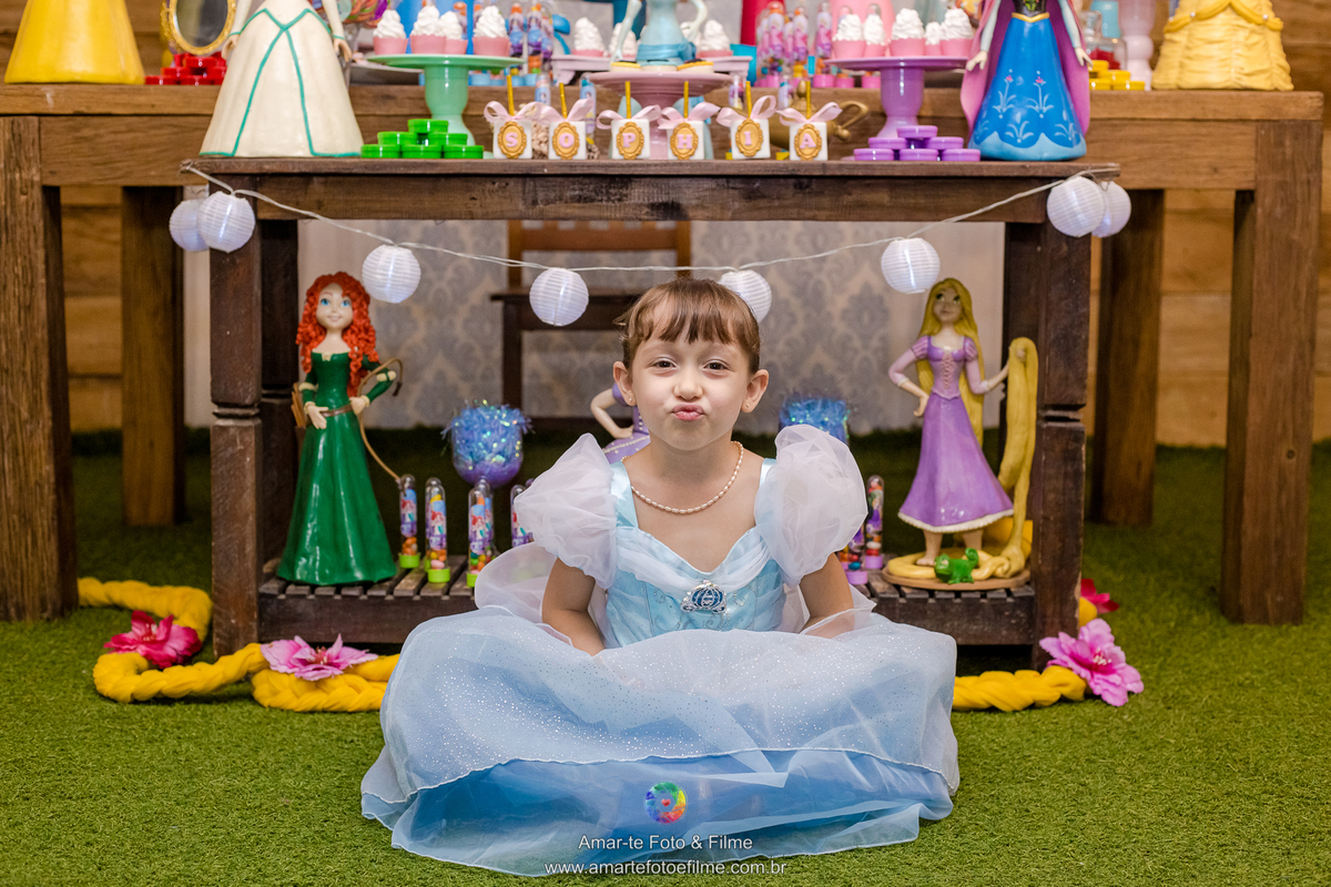 menina roupa de cinderela pose foto mesa do bolo