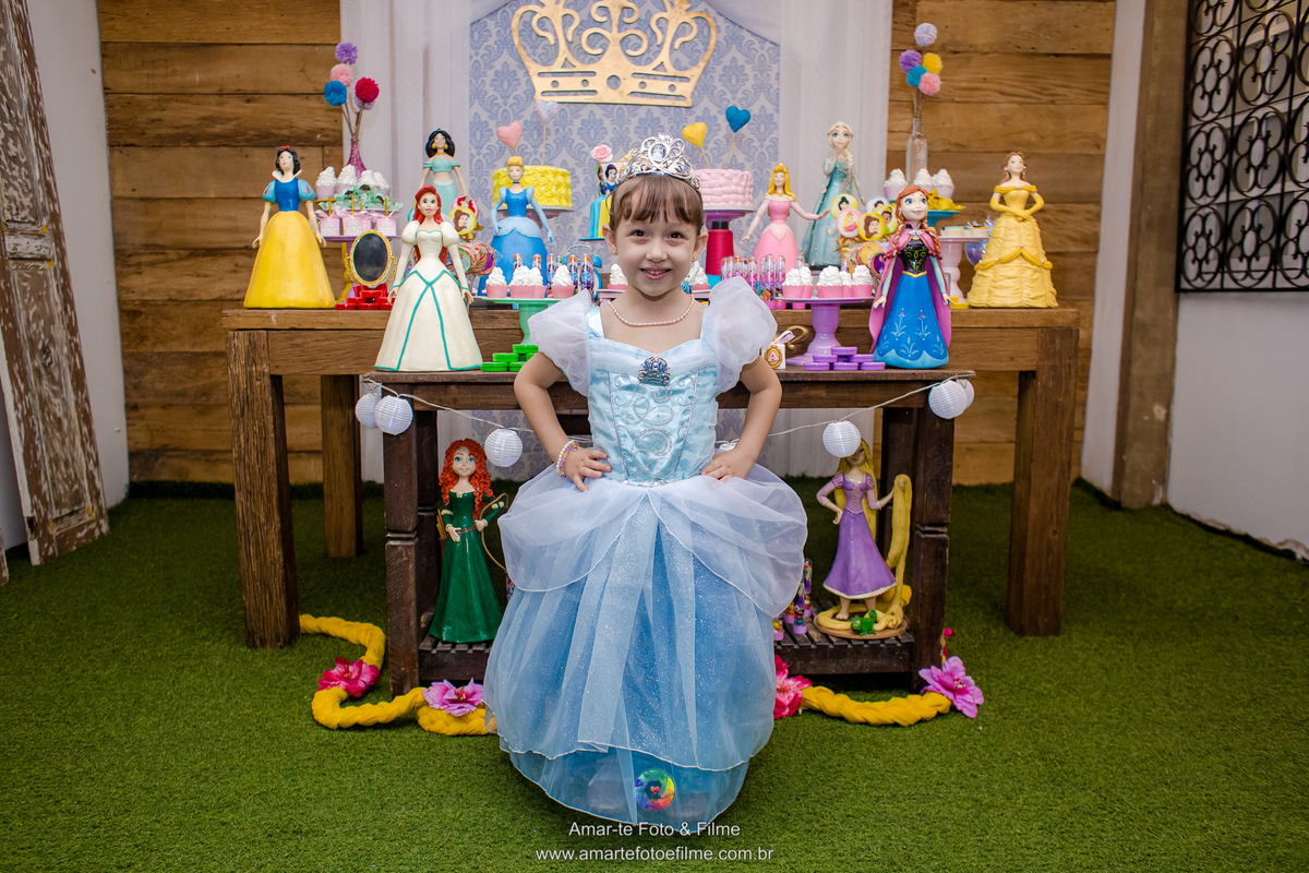 menina roupa de cinderela pose foto mesa do bolo