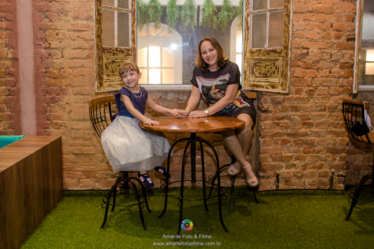 menina roupa de cinderela pose foto moto casa de festas vila das pintagas salão 