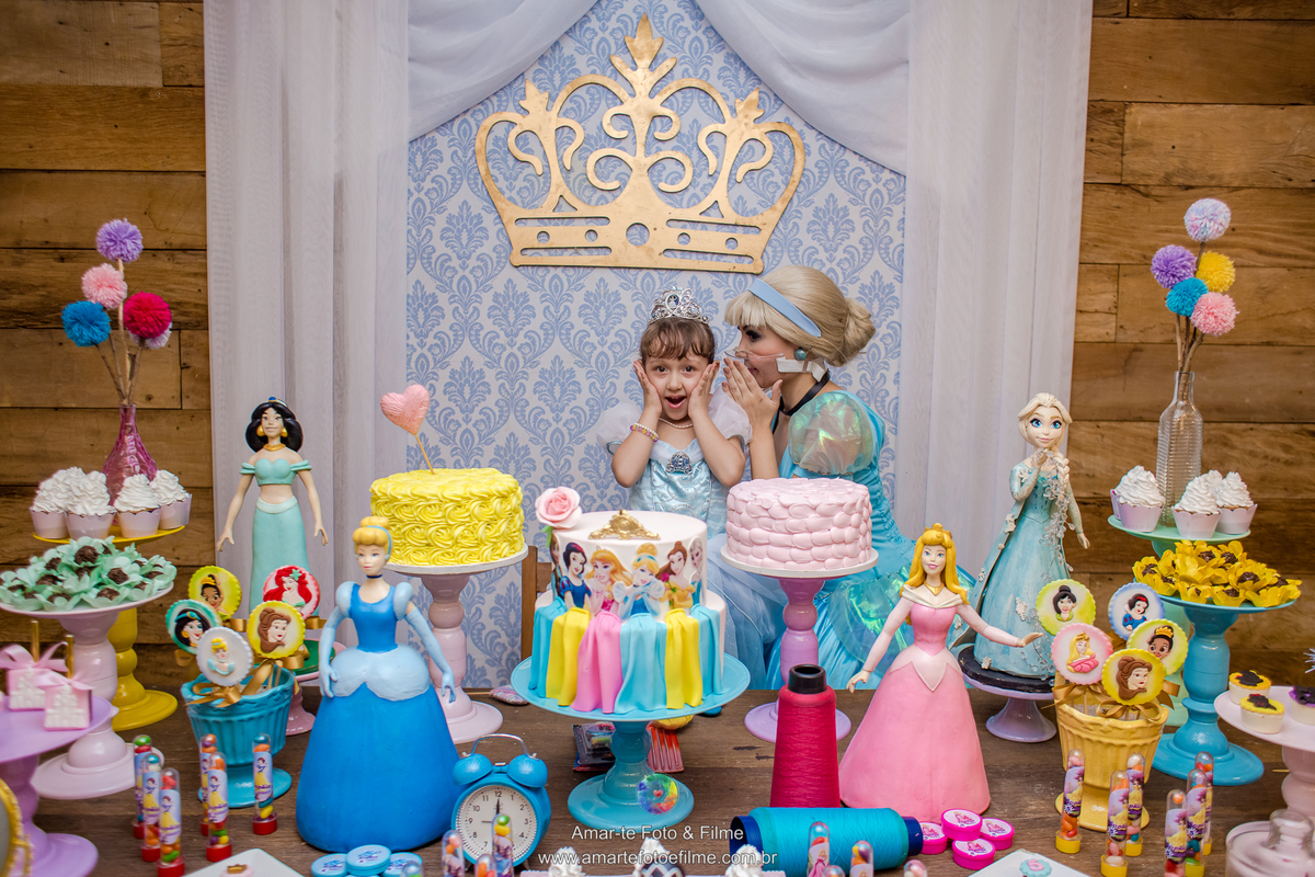 menina roupa de cinderela pose foto moto casa de festas vila das pintagas salão com princesa personagem vivo