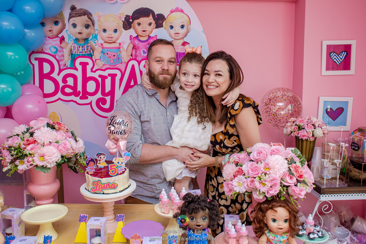 festa infantil decoração baby alive espaço bdreams menina pose foto mesa do bolo