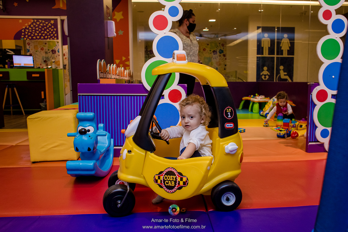 menino brincando pocoyo kids park