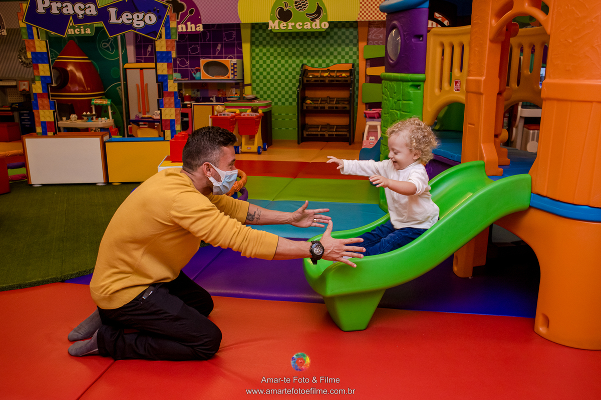 menino brincando pocoyo kids park escorrega