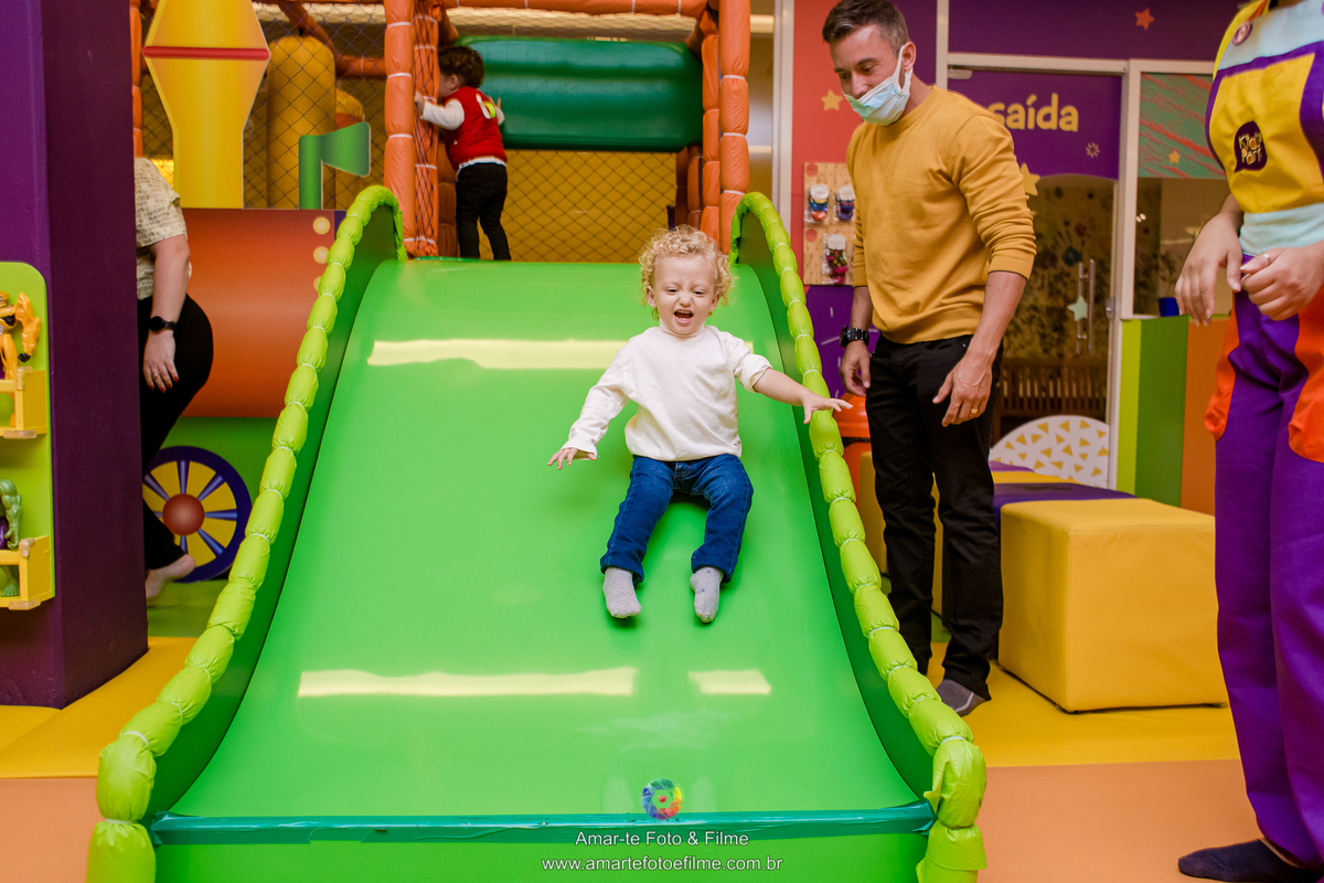 menino brincando pocoyo kids park escorrega
