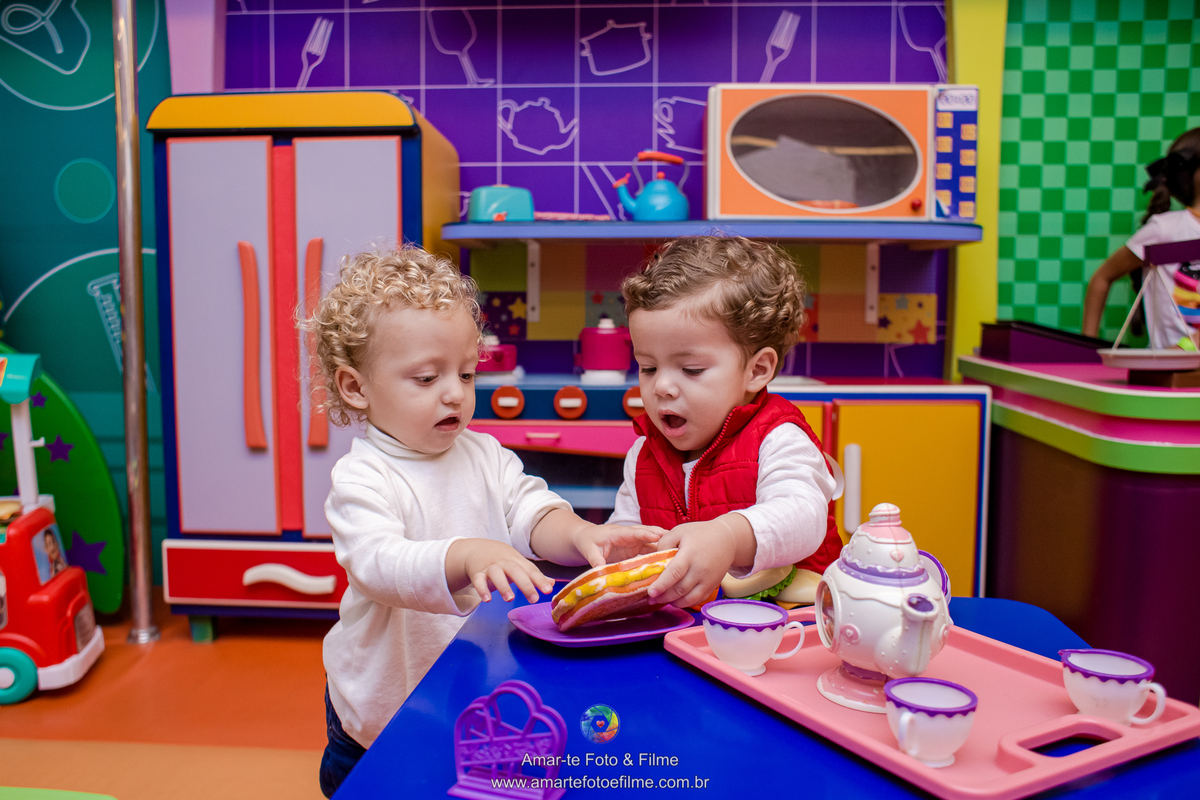 menino brincando pocoyo kids park
