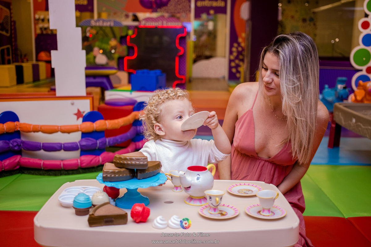 menino brincando pocoyo kids park