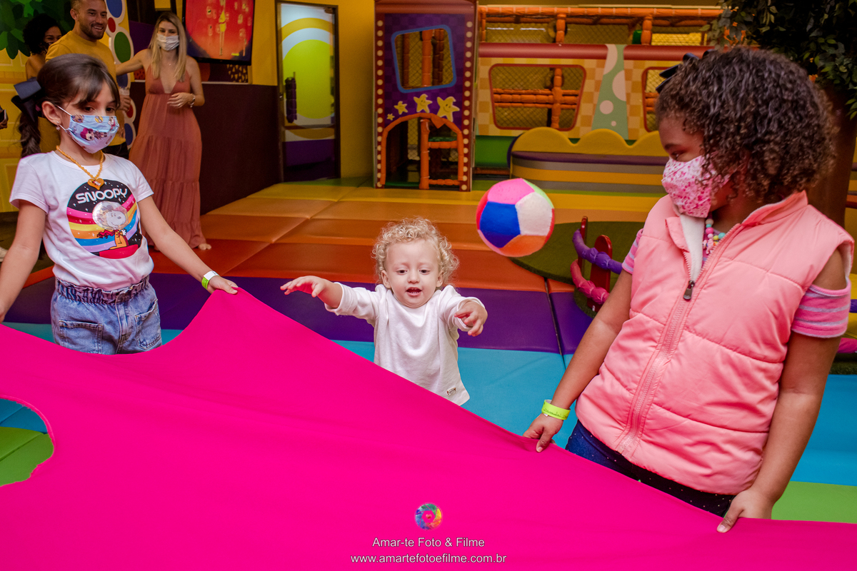 menino brincando pocoyo kids park