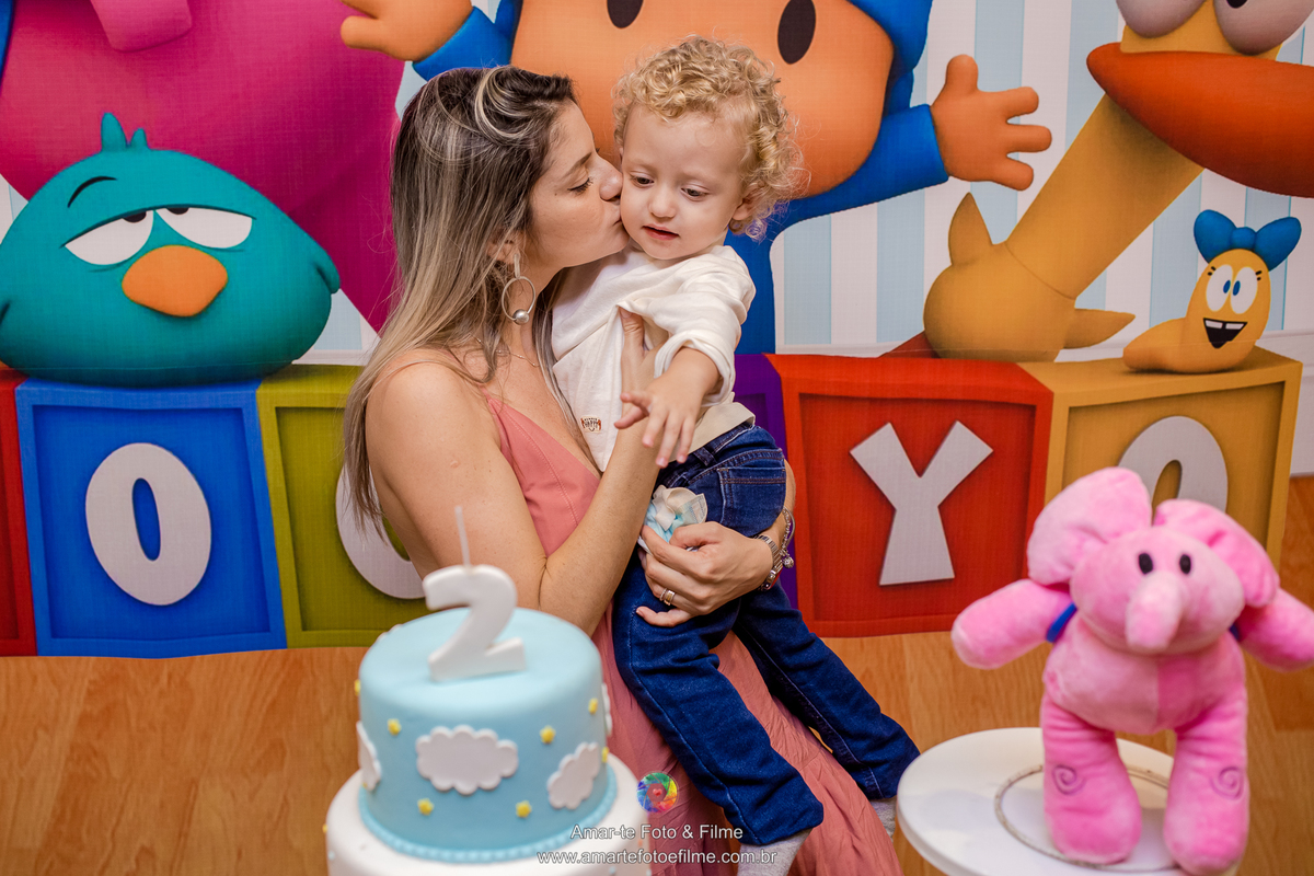 menino brincando pocoyo kids park