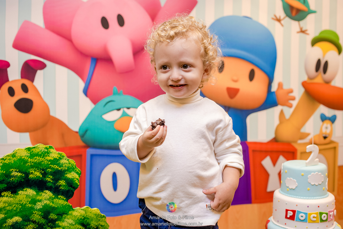 menino brincando pocoyo kids park