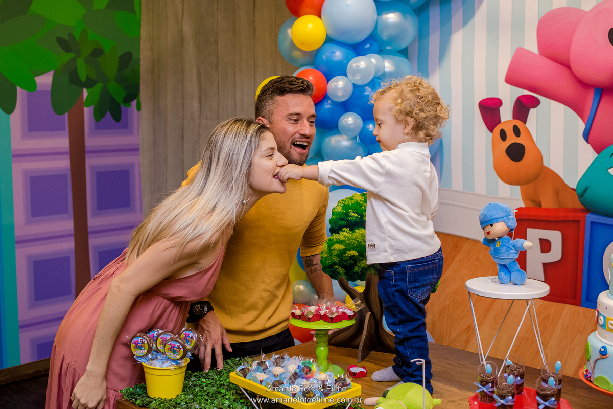 menino brincando pocoyo kids park comendo brigadeiro