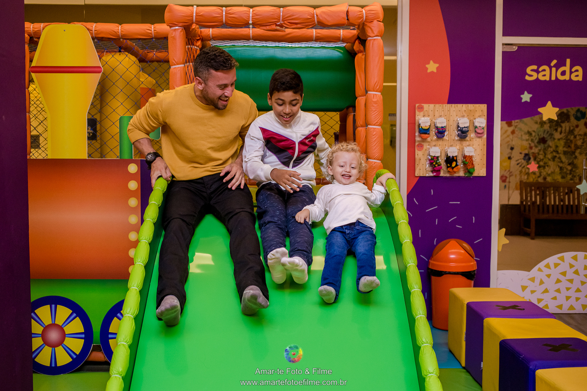 menino brincando pocoyo kids park