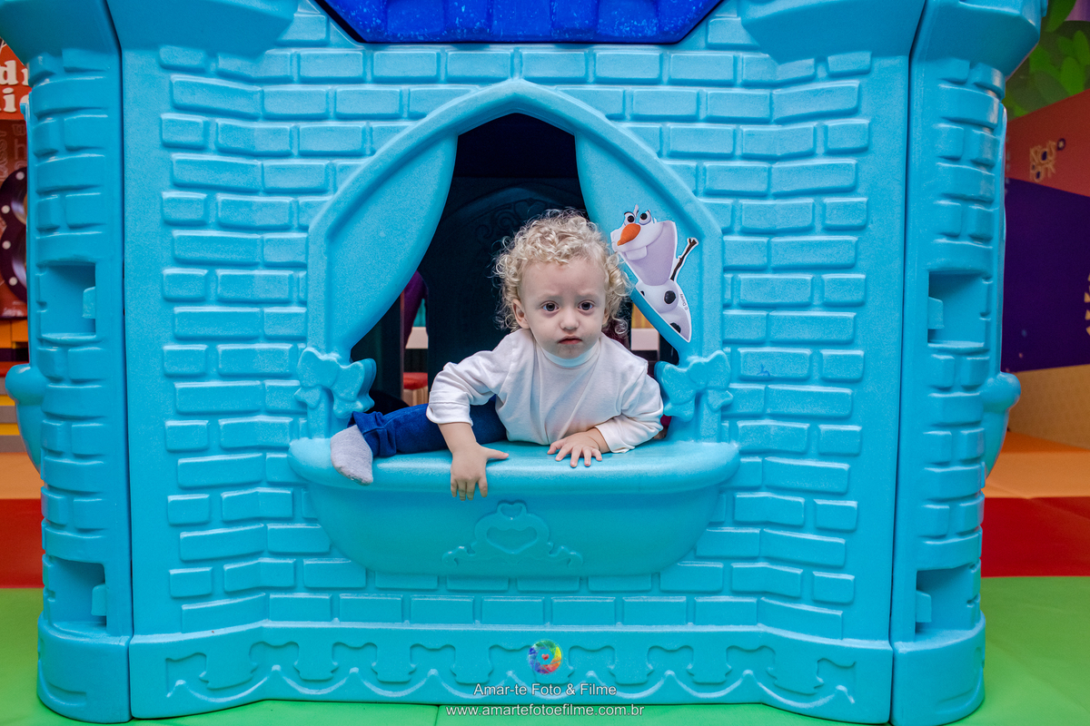 menino brincando pocoyo kids park