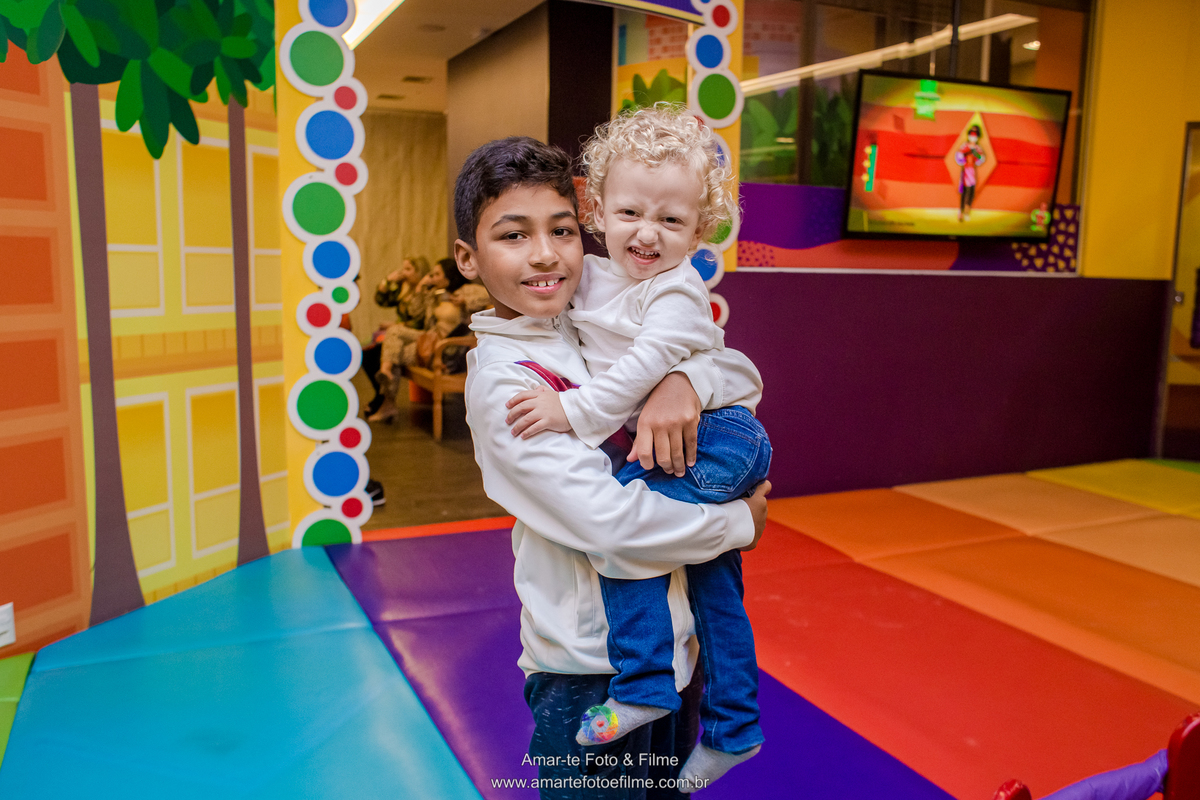 menino brincando pocoyo kids park