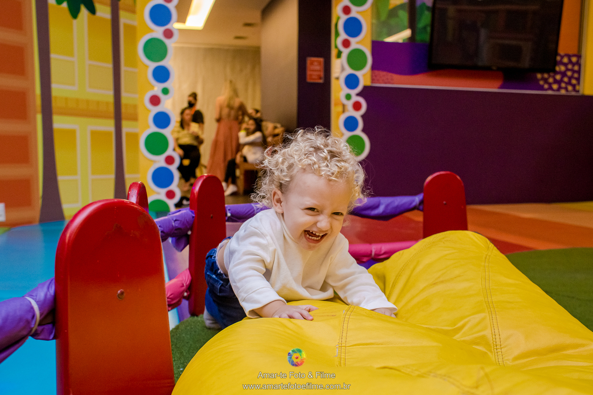 menino brincando pocoyo kids park