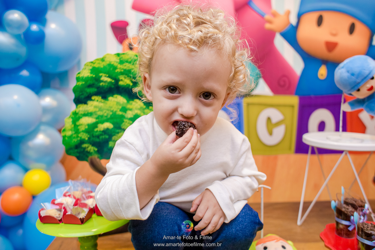 menino brincando pocoyo kids park comendo brigadeiro
