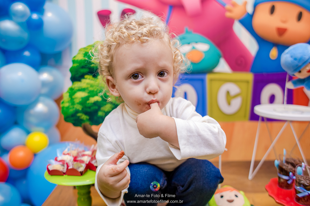 menino brincando pocoyo kids park