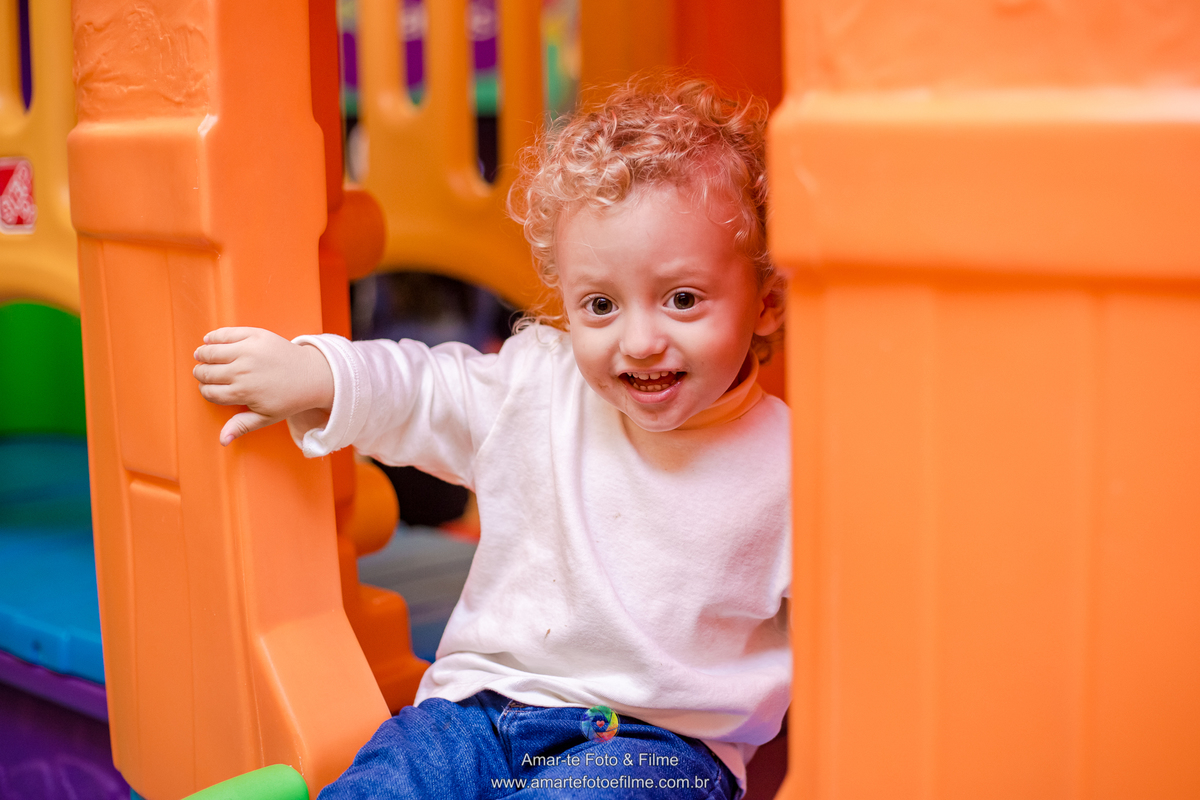 menino brincando pocoyo kids park escorrega