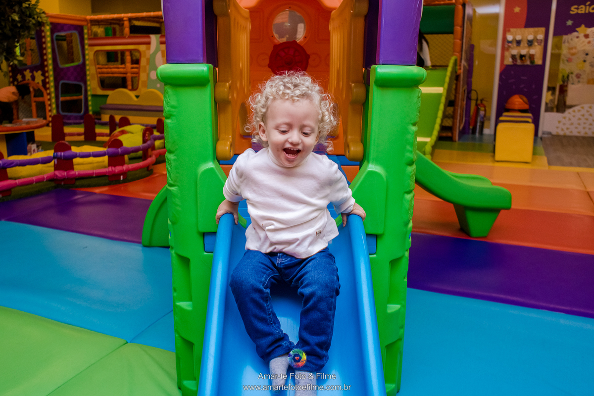 menino brincando pocoyo kids park escorrega