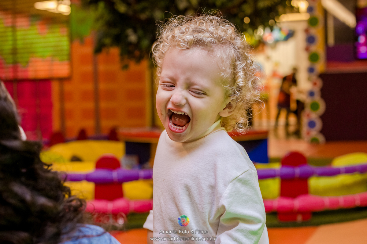 menino brincando pocoyo kids park