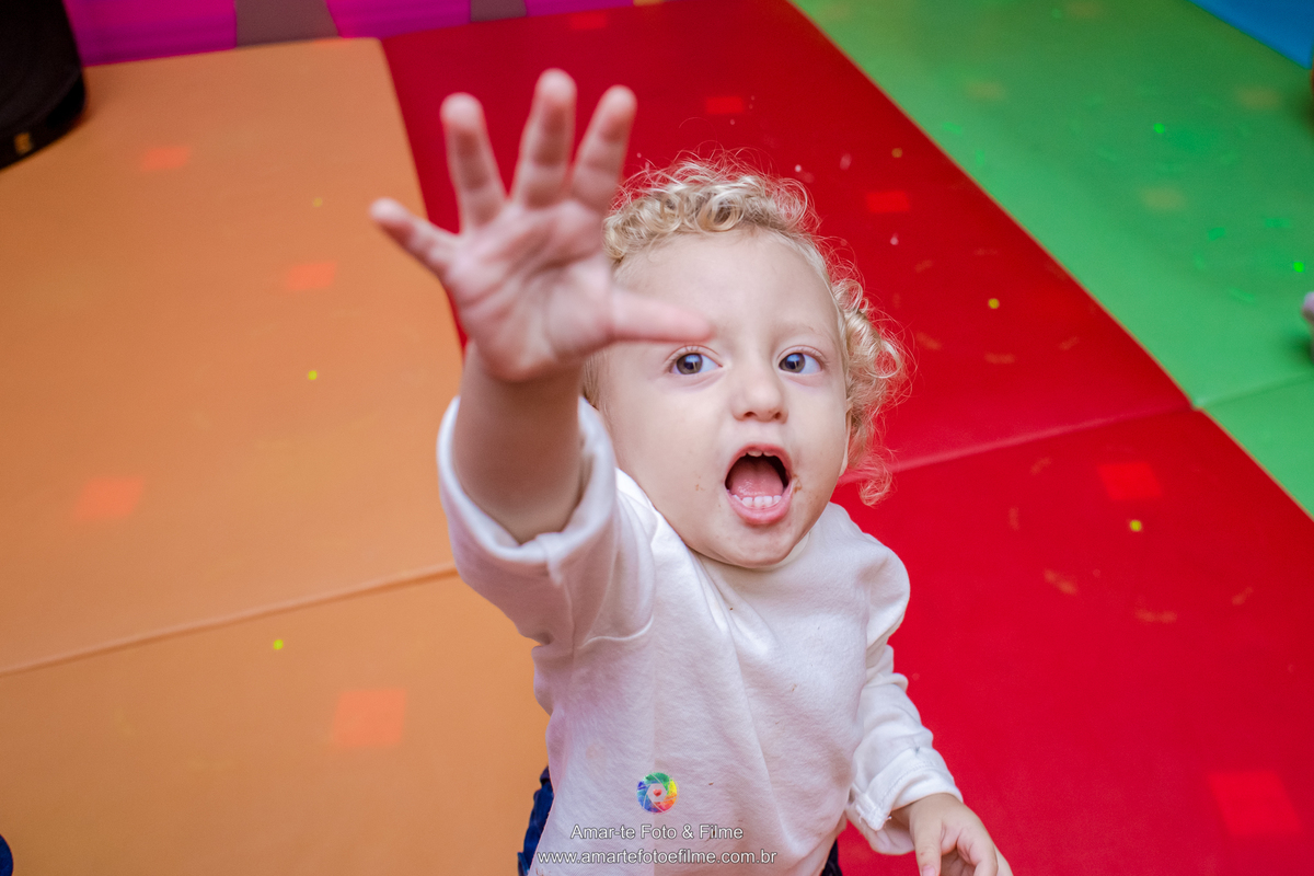 menino brincando pocoyo kids park