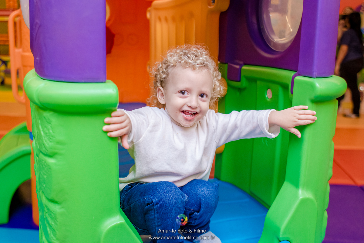 menino brincando pocoyo kids park escorrega