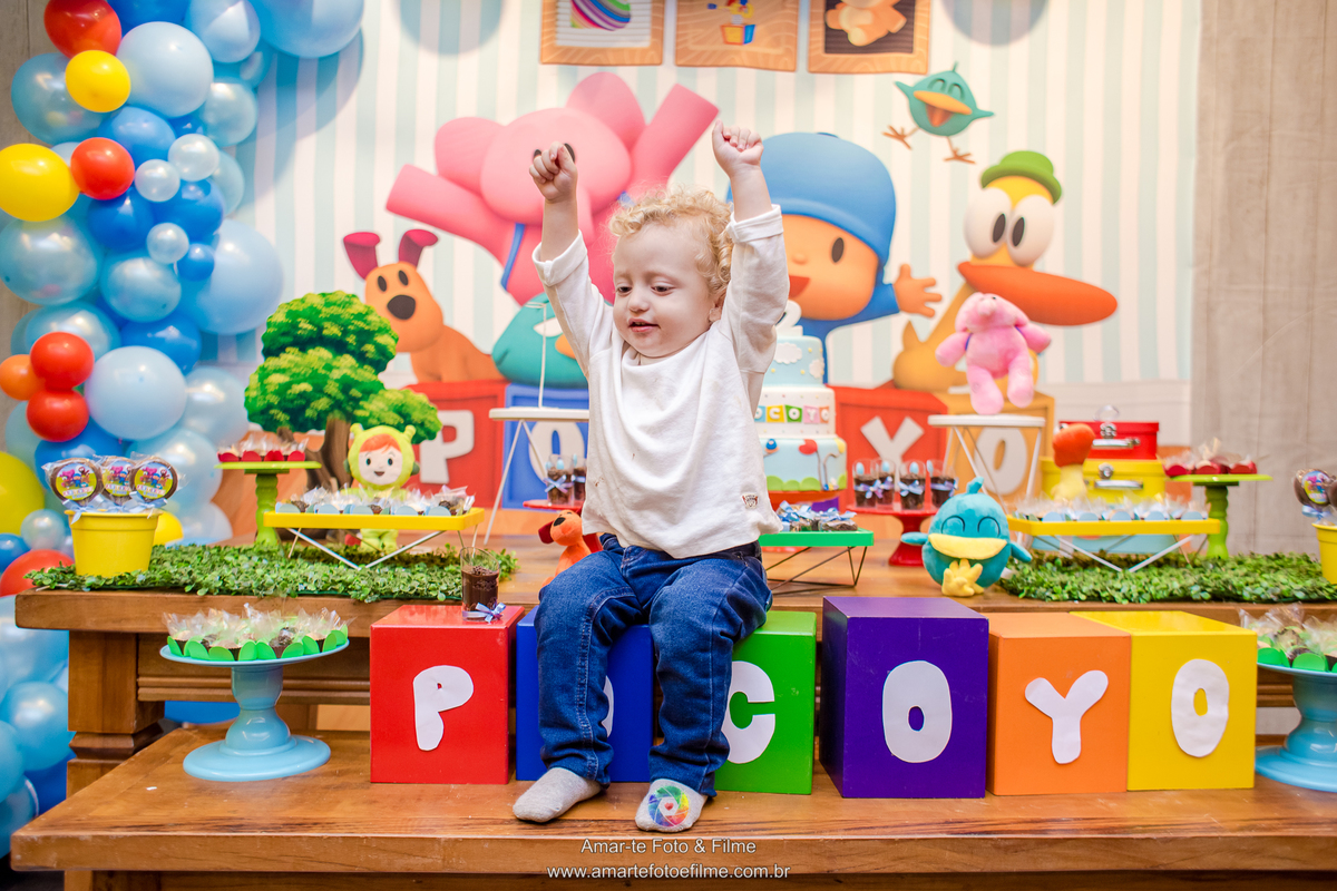 menino decoração pose pocoyo