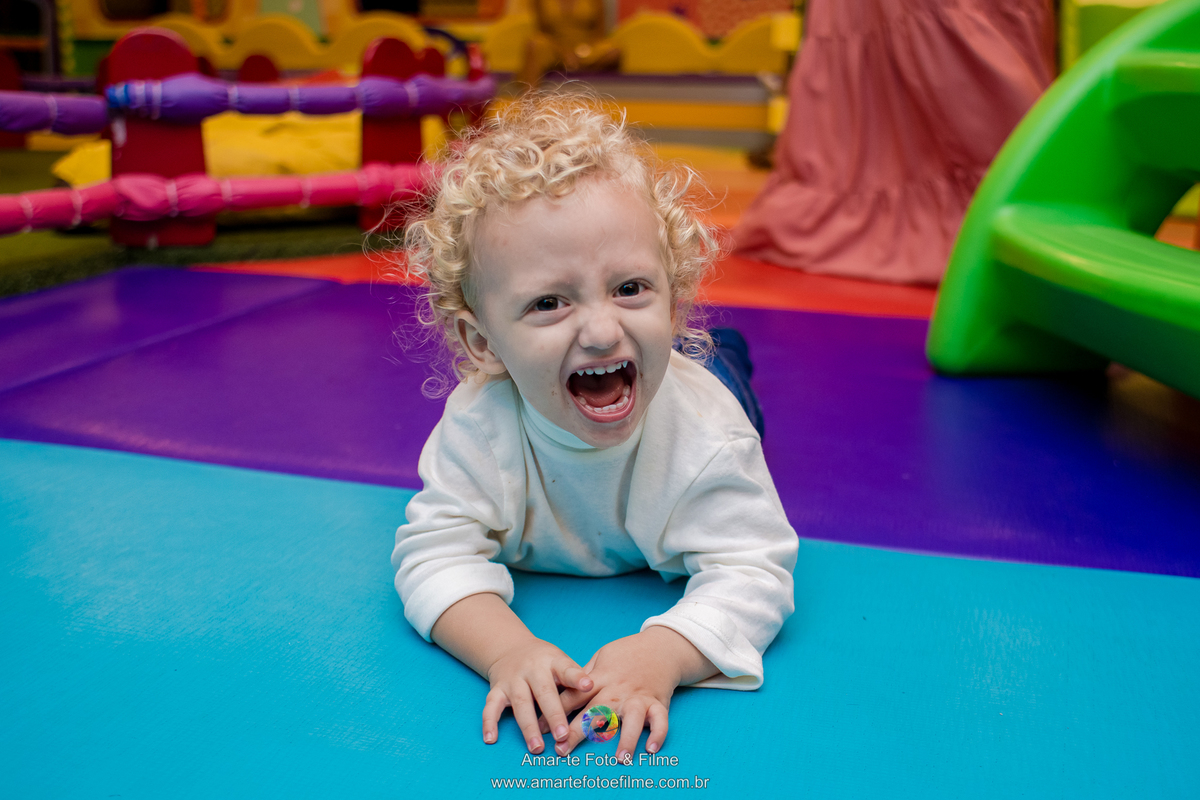 menino brincando pocoyo kids park