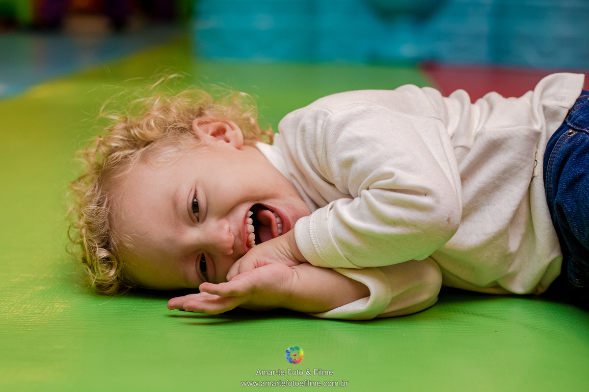 menino brincando pocoyo kids park
