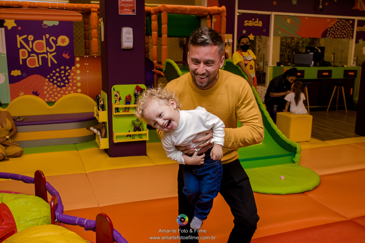 menino brincando pocoyo kids park