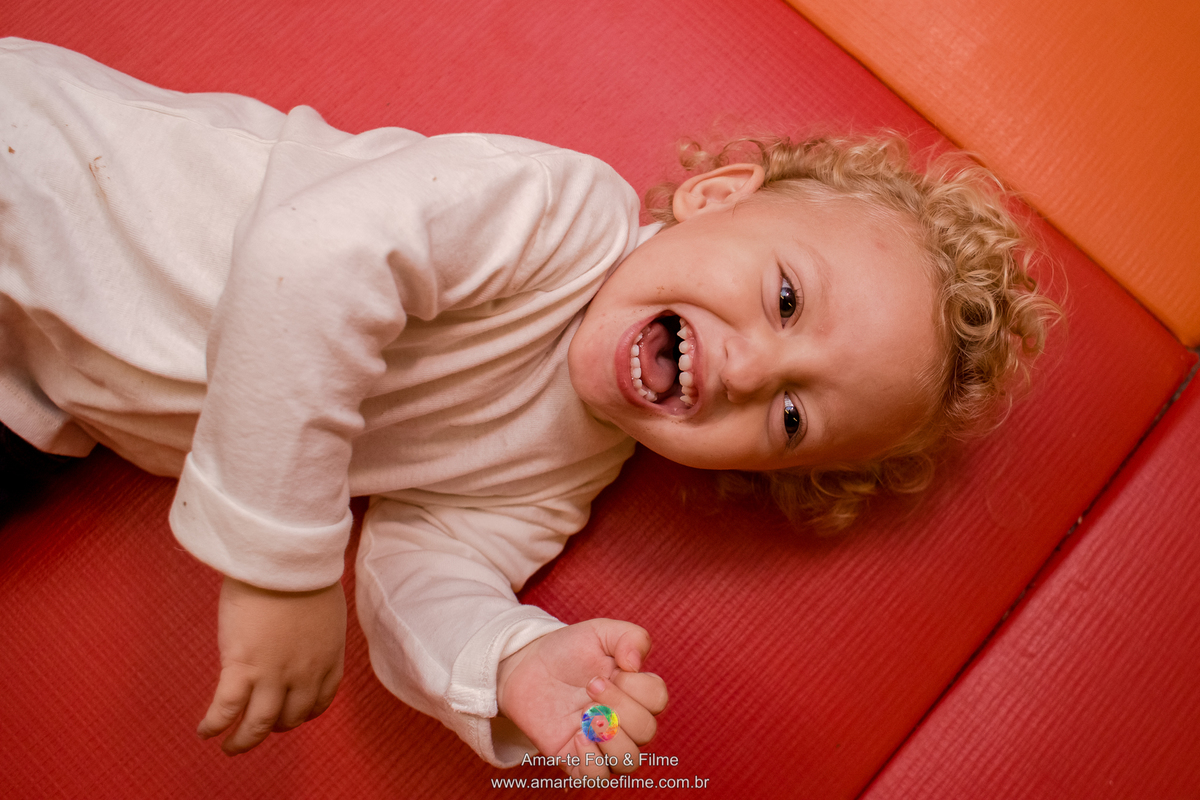 menino brincando pocoyo kids park